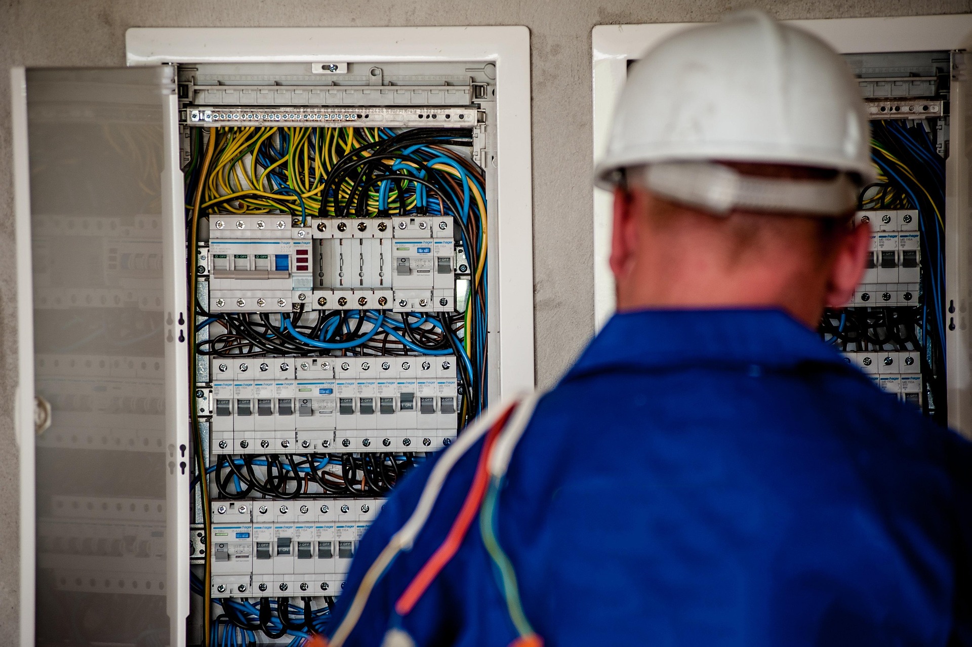 Elektriker som arbetar vid en elcentral